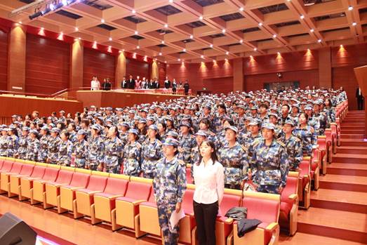 图片包含 室内, 餐桌, 地板, 人员描述已自动生成